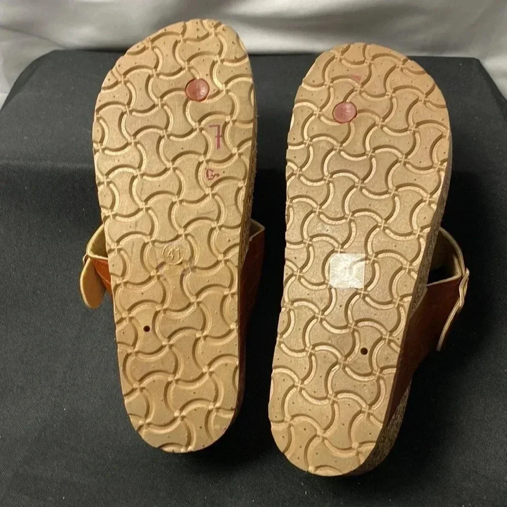 CL LAUNDRY WOMENS SIZE 10 CARAMEL COLOR FAUX‎ ALLIGATOR THONG STRAP HEEL
